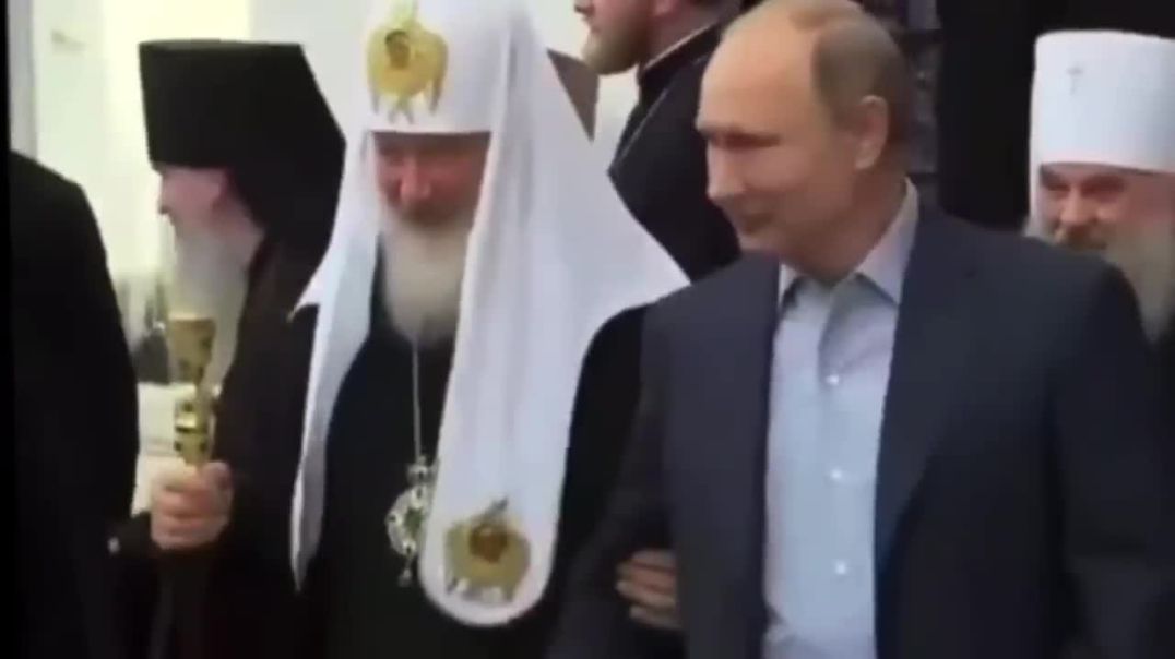 ⁣Путин жестами показывает охране кого убрать